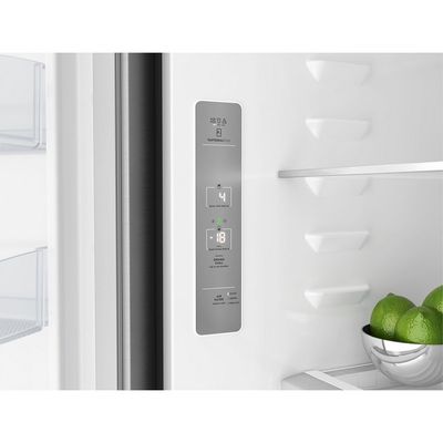 ELECTROLUX UltimateTaste 700 ตู้เย็น 4 ประตู (19.8 คิว, สีสแตนเลส) รุ่น EQE5600A-S